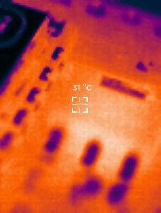 Obraz termowizyjny elementu elektronicznego z temperaturą 31°C.