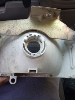 Widok od tyłu plastikowej obudowy lampy z gniazdem na adapter żarówki