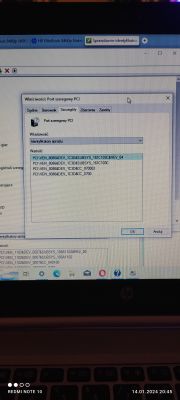 Zdjęcie ekranu menedżera urządzeń na laptopie HP, pokazujące właściwości portu szeregowego PCI z wybranymi identyfikatorami sprzętu.
