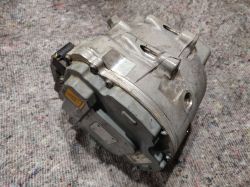 Motor elektryczny Audi 48V leżący na szorstkiej powierzchni.
