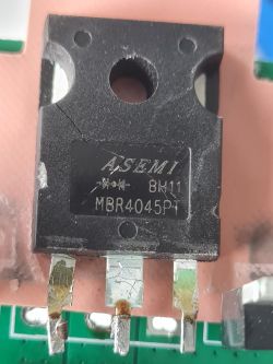 Zdjęcie uszkodzonego tranzystora ASEM MBR4045PT z widocznymi pęknięciami i korozją.
