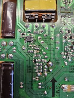 Zbliżenie na płytkę drukowaną z komponentami elektronicznymi.