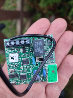 Płytka drukowana z komponentami elektronicznymi, trzymana w dłoni.