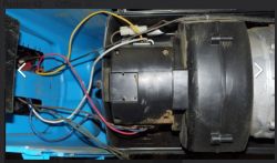 Zbliżenie na silnik elektryczny z przewodami żółtym, czerwonym i różowym.