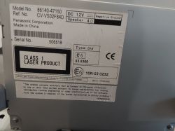 Tabliczka informacyjna radia samochodowego Panasonic z opisem modelu i numerem seryjnym.