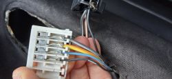Zbliżenie na wtyczkę elektryczną z przewodami w Renault Megane 2.