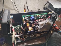 Wnętrze urządzenia elektronicznego z odsłoniętą elektroniką i zaznaczonym złączem