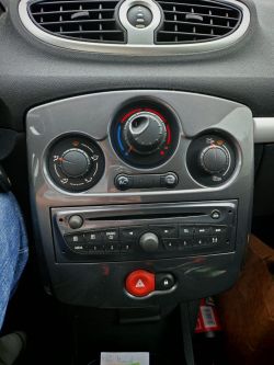 Panel środkowy Renault Clio 3 z wymienionym radiem i pokrętłami klimatyzacji