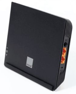 Czarny router Orange z portami Ethernet i logo na przednim panelu