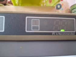 Samsung RF62QERS1/XEO lodówka – dziwne wskazania wyświetlacza po zaniku zasilania, co oznaczają?