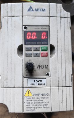 Panel falownika Delta VFD-M z wyświetlaczem LED pokazującym „0.0 0.”