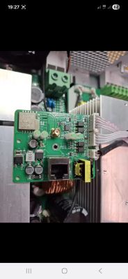 Zbliżenie na płytkę elektroniki z portem RJ45 i złączami, zamontowaną wewnątrz urządzenia