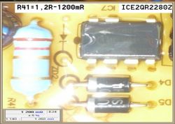 Zbliżenie płytki drukowanej z układem ICE2QR2280Z, opornikiem R41 i diodami ZD2.