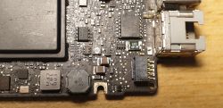 Macbook A1278 nie ładuje - jak sprawdzić ładowarkę i baterię?