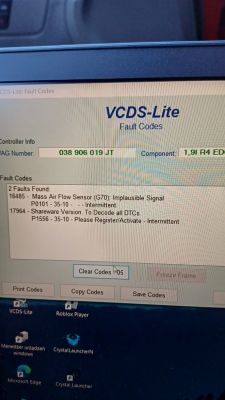 Zrzut ekranu z programu VCDS-Lite pokazujący kody błędów dla Audi A4.