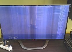Telewizor LG z pionowymi paskami na ekranie.