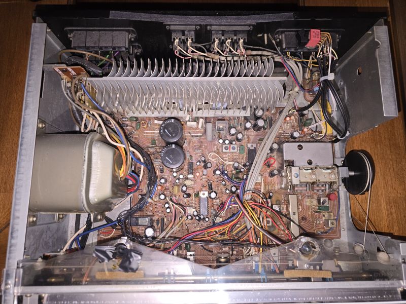 Widok wnętrza amplitunera Sony STR-414L z widocznymi elementami elektronicznymi i okablowaniem.