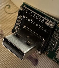 Zbliżenie małej płytki drukowanej z wlutowanym portem USB.