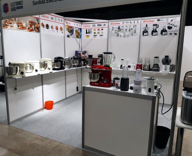 Stoisko z małym AGD, głównie mikserami i blenderami, na Targach Elektroniki Użytkowej 2024.