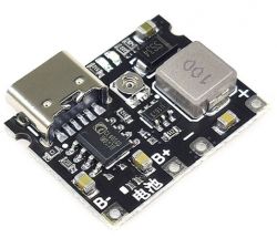 Moduł BMS z portem USB-C i elementami elektronicznymi.