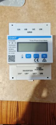 Trójfazowy licznik energii Chint DTSU666 z wyświetlaczem LCD i oznaczeniami napięć.