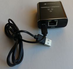 Mały przełącznik sieciowy z trzema portami Ethernet zasilany z USB.