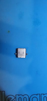 Zbliżenie na gniazdo USB-C na niebieskim tle.