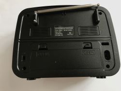 Radio AM/FM/SW USB/TF/BT RX-456BTS z panelem solarnym - wnętrze, test ładowania