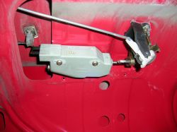 Astra F - Montaż siłownika centralnego zamka bagażnika Astra F.