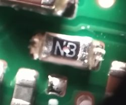 Zbliżenie elementu SMD z oznaczeniem „N3” na płytce PCB