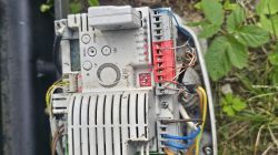 Panel sterowania napędu Key CT102 z widocznym okablowaniem i złączami