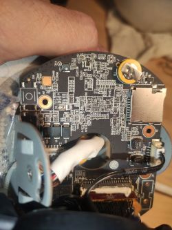 Zbliżenie na wnętrze urządzenia elektronicznego, widoczna płytka drukowana.