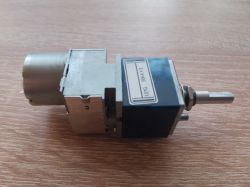 Potencjometr ALPS z silnikiem, model RK271 LOG 50KAX2, leżący na drewnianej powierzchni.
