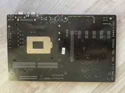 Widok od spodu płyty głównej GIGABYTE GA-H110-D3A na tle drewnianej podłogi