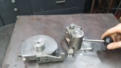 Teile einer hydraulischen Rohrbiegemaschine Teile einer hydraulischen Rohrbiegemaschine auf einem Arbeitstisch.