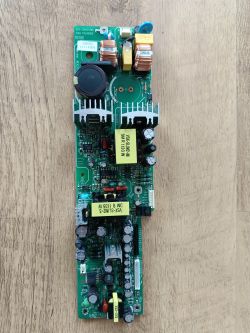 Płytka zasilacza amplitunera Pioneer VSX-S300-K z brakującym kondensatorem i tranzystorem.