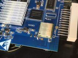 Wnętrze 'Smart TV Android Box' z widocznymi podzespołami elektronicznymi, w tym moduł WiFi Realtek.