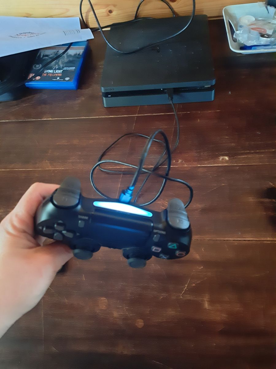 PS4 Slim reaguje na kontroler, niebieskie sygnału na TV