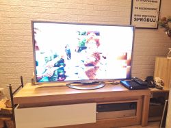Telewizor Sony z zniekształconym obrazem na ekranie.