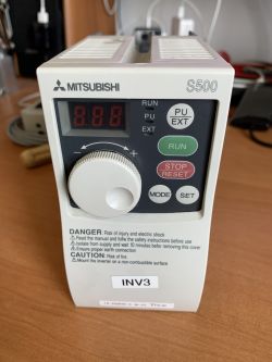 Jak naprawić FR-S520SE-0.4K-EC - wymiana kondensatora i warystora