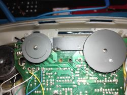 Płytka drukowana z przylutowanymi przewodami i elementami elektronicznymi.