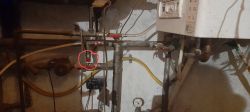 Instalacja grzewcza z piecem gazowym i zaznaczonym zaworem.