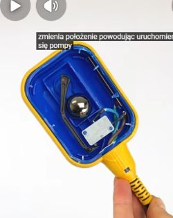 Otwarta pływakowa wyłącznika poziomu z metalową kulką w niebieskiej obudowie na żółtym przewodzie