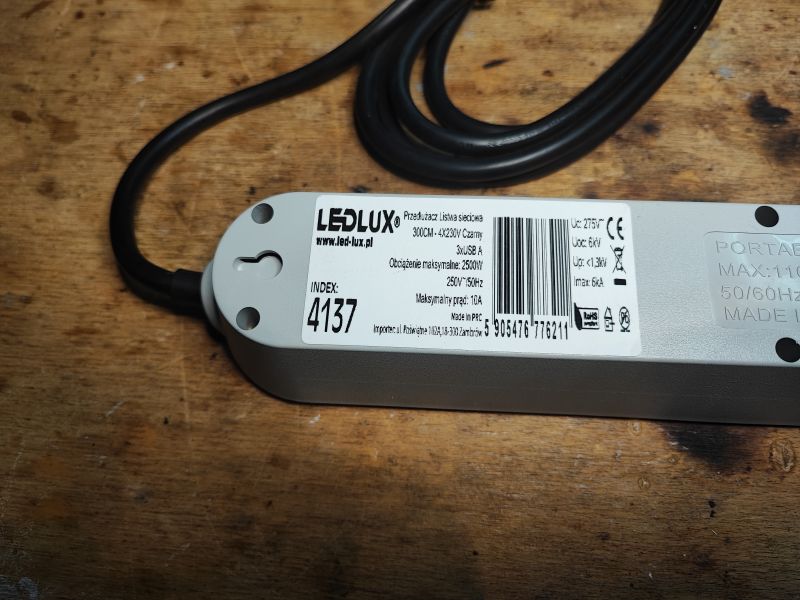 Przedłużacz/listwa 2m 4 gniazda i 3 USB za 35 zł o tajemniczej wydajności prądowej