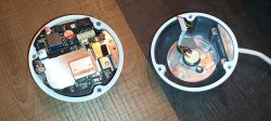 Otwarte wnętrze urządzenia elektronicznego, składające się z dwóch części: płytki z obwodami i przewodami.