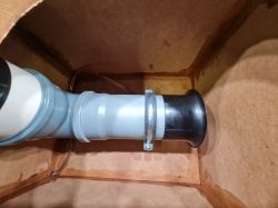Widok wnętrza subwoofera DIY z tunelem bass reflex.