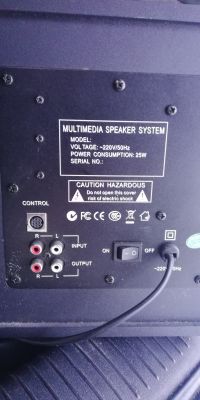 Panel tylni systemu głośników multimedialnych z portami wejściowymi i wyjściowymi oraz informacjami technicznymi.