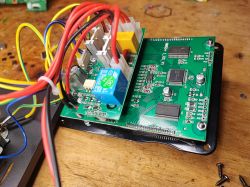 Wnętrze stacji lutowniczej Preciva 995D z widoczną elektroniką