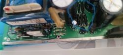 Fragment płytki drukowanej z widocznymi rezystorami oraz innymi podzespołami elektronicznymi.