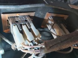 Zbliżenie na przełącznik W2.6 w spawarce z widocznymi przewodami i schematem pinów